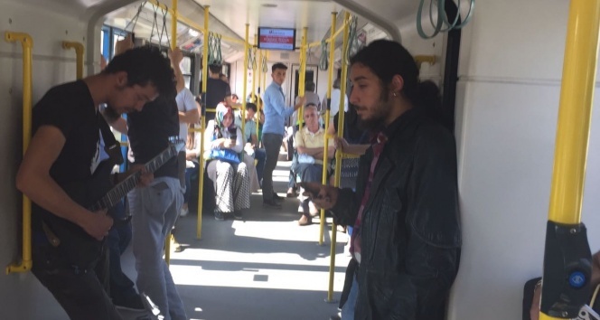 Metroda yolcuları şaşkına uğratan konser