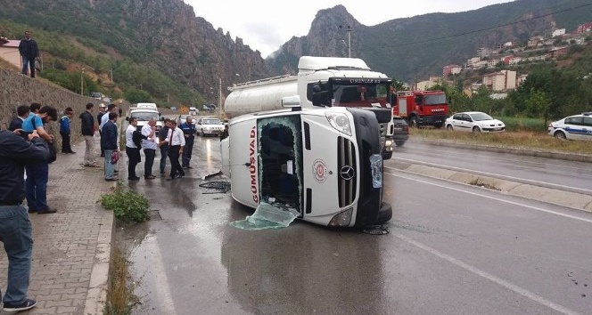 Torul’da minibüs yan yattı:  4 yaralı