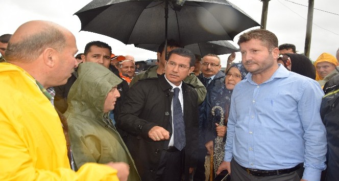 Başbakan Yardımcısı Canikli ve İçişleri Bakanı Soylu selden etkilenen Giresun’un Eynesil ilçesinde incelemelerde bulundu