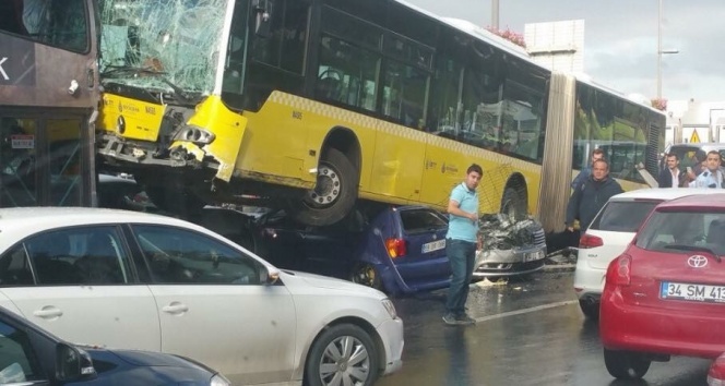 İBB, Acıbadem&#039;deki metrobüs kazası ile ilgili açıklama yaptı