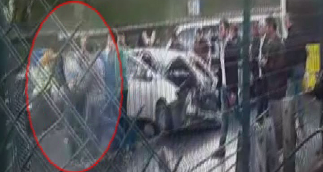 Şoföre şemsiyeyle saldıran kişinin gözaltına alınması kamerada