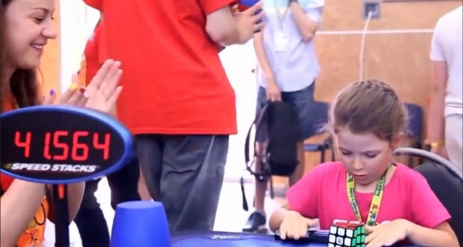 6 yaşında ama Rubik küpünü 41 saniyede çözdü