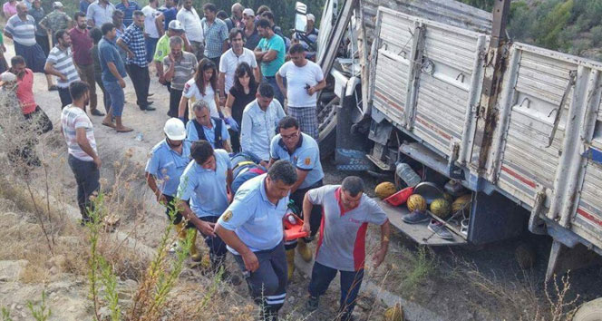 Kavun yüklü kamyon şarampole uçtu: 1 yaralı