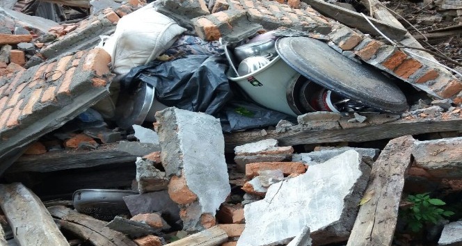 Kastamonu’da evi yıkılan aile yardım bekliyor