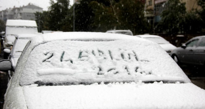Erzurum kent merkezine mevsimin ilk karı yağdı