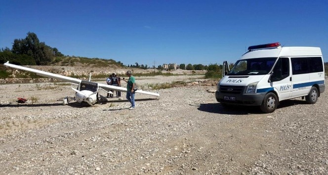 Antalya’da ultralight tipi uçak zorunlu iniş yaptı