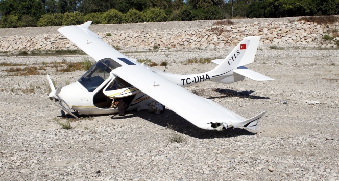 Antalya&#039;da ultralight tipi uçak zorunlu iniş yaptı