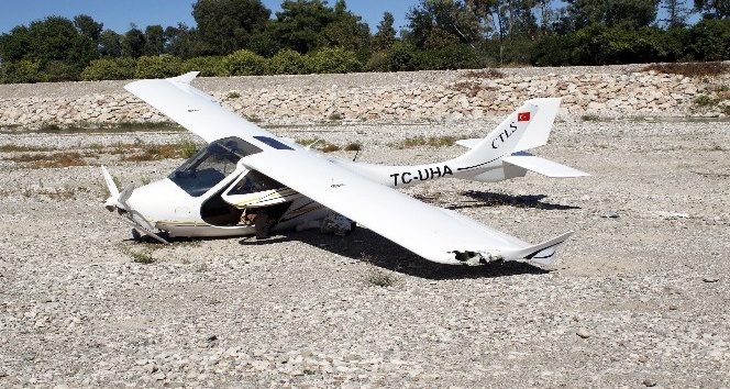Antalya’da ultralight tipi uçak zorunlu iniş yaptı
