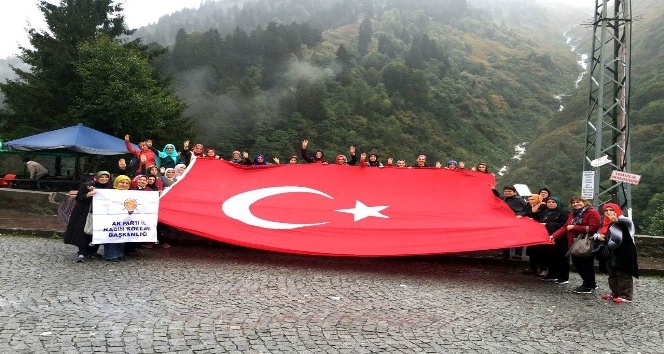 AK Parti’li kadınlar zirvede şehitler anısına Türk bayrağı açtı