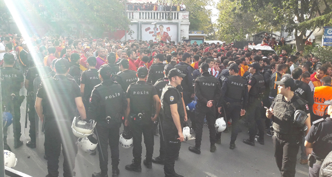 Galatasaraylı taraftarlar Taksim’de toplandı