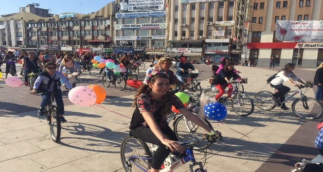 Süslü kadınlar bisiklet turu gerçekleşti