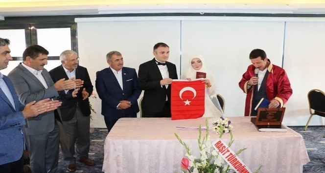 İlkadım’dan yeni evlenenlere Kur’an-ı Kerim ve Türk bayrağı