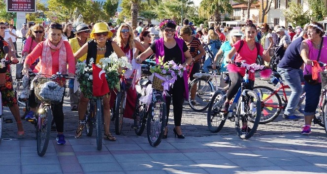 Edremit’te ’süslü kadınlar’ bisiklet turu