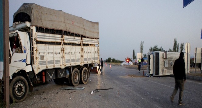 İşçileri taşıyan minibüse kamyon çarptı: 9’u ağır 31 yaralı