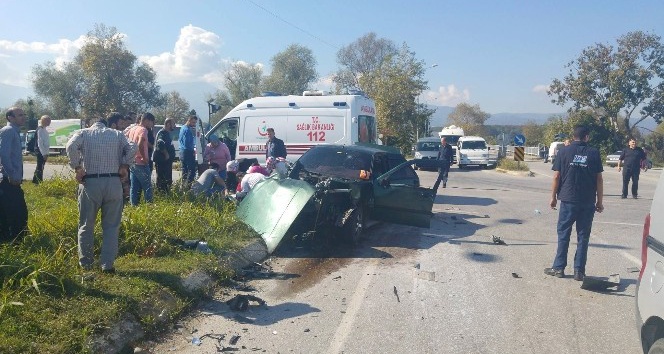 Sakarya’da otomobille kamyon çarpıştı: 3 yaralı