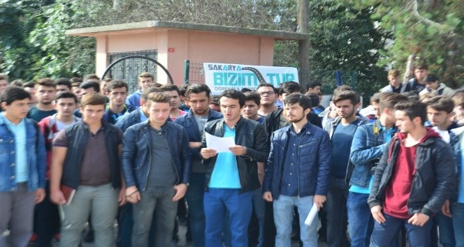 Adapazarı Anadolu İmam-Hatip Lisesi öğrencileri okulları için basın açıklaması yaptı