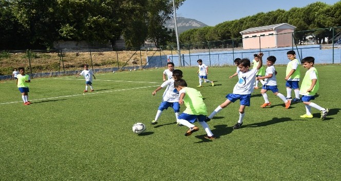 Yunusemre Belediyesi kış futbol okulu açıyor