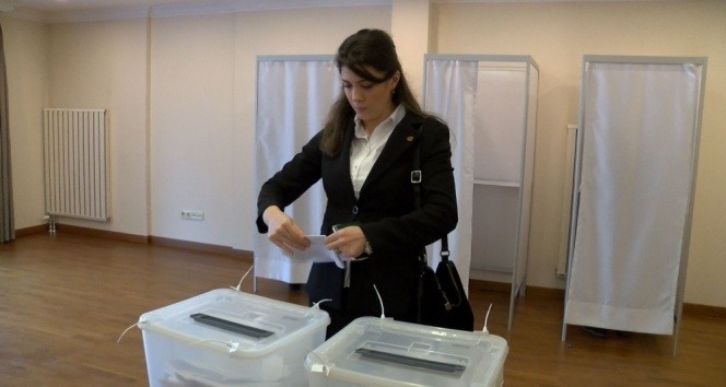 Azerbaycan Başkonsolosluğunda referandum heyecanı