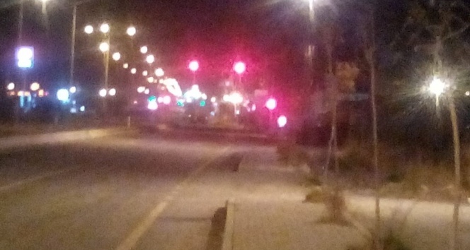 Erciş Belediyesi&#039;nin önünde bombalı kamyon alarmı