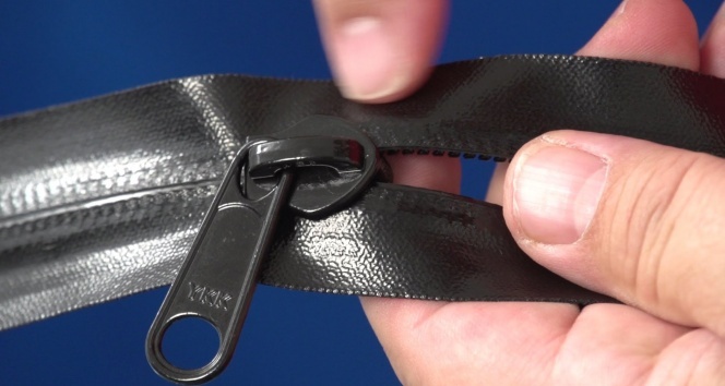 Fermuarların üzerinde neden YKK yazar? Fermuarların üzerinde yazan YKK harflerinin hikayesi, anlamı nedir?