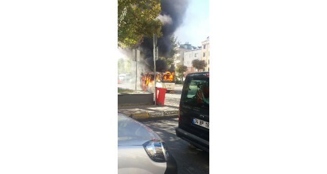 (Özel Haber) Bağcılar-Habibler hattında çalışan minibüs alev alev yandı