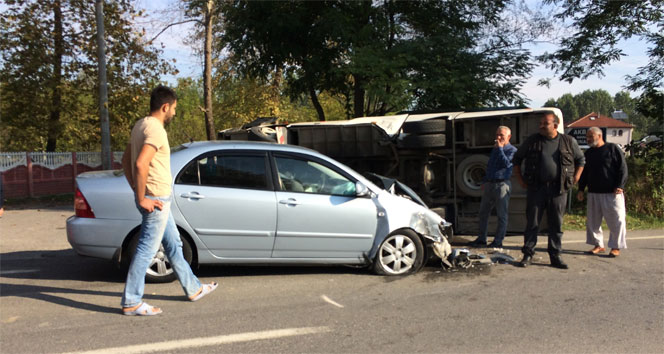Öğrenci minibüsü otomobille çarpıştı: 12 yaralı
