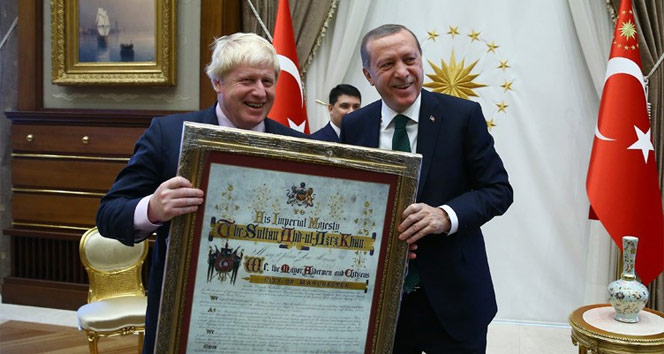 Cumhurbaşkanı Erdoğan&#039;dan İngiltere Dışişleri Bakanı Johnson&#039;a sürpriz hediye