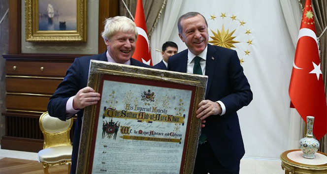 Cumhurbaşkanı Erdoğan'dan İngiltere Dışişleri Bakanı Johnson'a sürpriz hediye