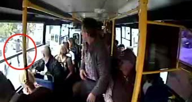 Halk otobüsü sürücüsünün bıçaklanma anı kamerada