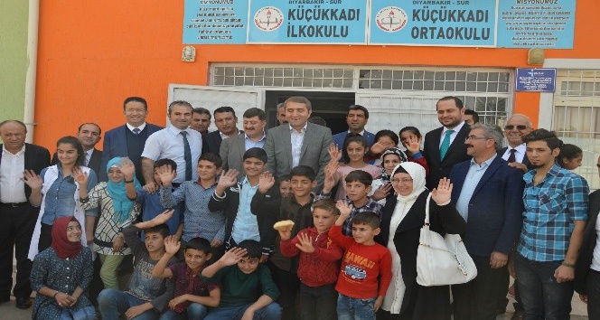 AK Parti İstanbul teşkilatından Diyarbakır’da 10 bin öğrenciye kırtasiye yardımı