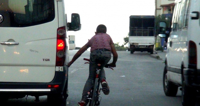 Trafikte bisikletle tehlikeli yolculuk