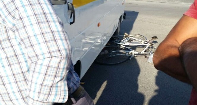 Servis aracı bisikletli sürücüye çarptı