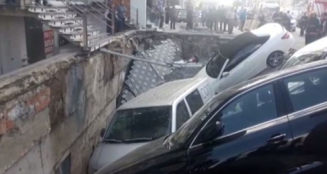 İstanbul Merter&#039;de yol çöktü