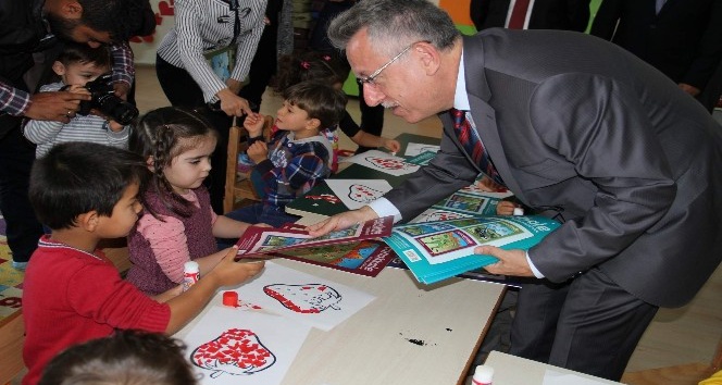 Yozgat Belediyesi anaokulu öğrencilerine boyama kitabı dağıttı