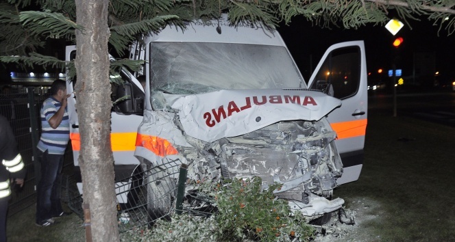 Antalya&#039;da hasta taşıyan ambulans kaza yaptı: 7 yaralı