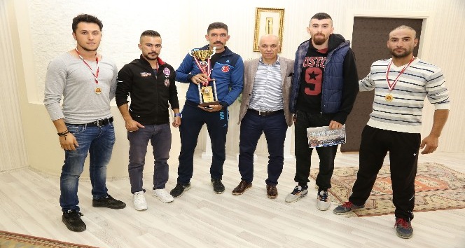 Başarılı sporculardan Başkan Çalışkan’a ziyaret
