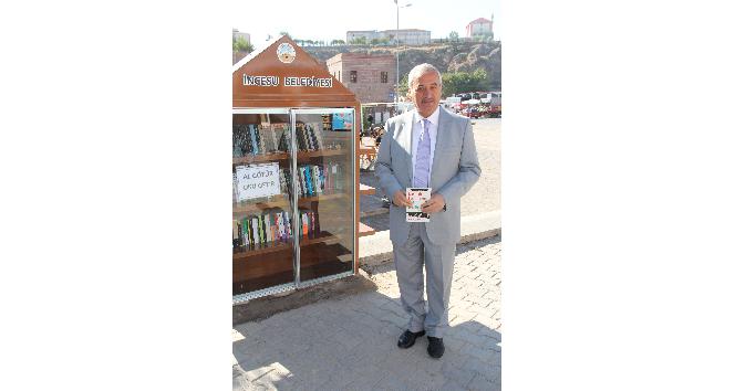 İncesu Belediyesi ilçede okuma alışkanlığı kazandırmak için çeşitli noktalara mini kütüphaneler kurdu
