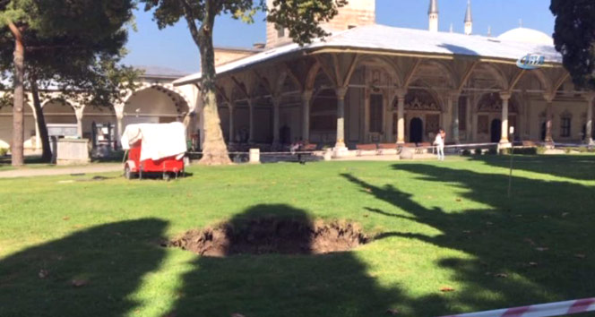 Topkapı Sarayı bahçesinde üç metrelik çukur oluştu