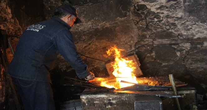 Mesleğinin unutulmaması için oğlunu usta yaptı