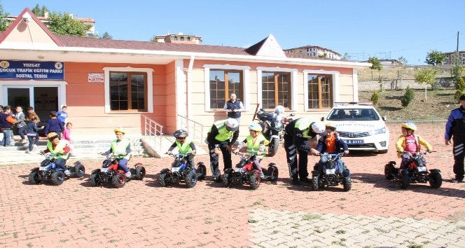 Yozgat’ta öğrenciler trafik eğitim parkında hem eğleniyor, hem de trafik kurallarını öğreniyor