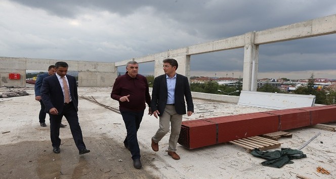 Başkan Toçoğlu, katlı otoparkta incelemelerde bulundu