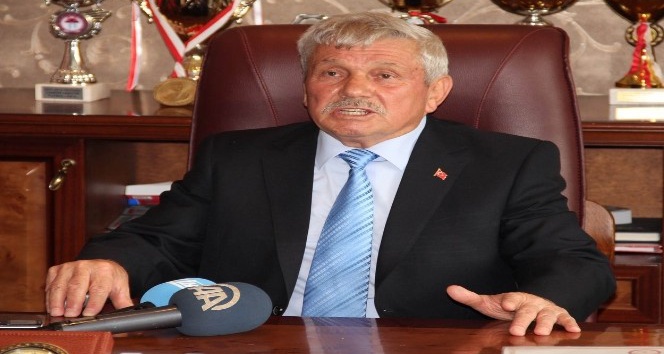 Belediye başkanının aracı ile traktör çarpıştı: 3 yaralı