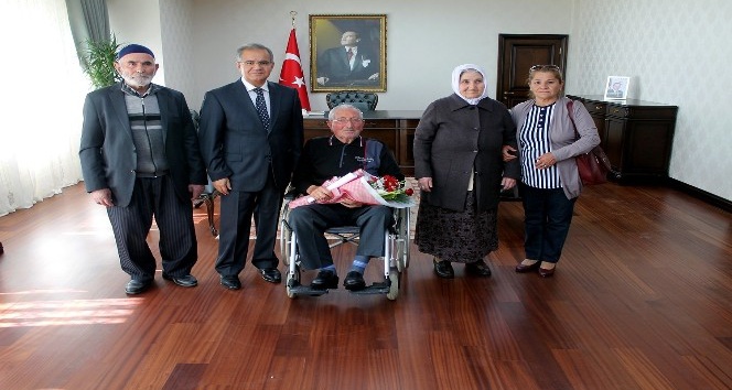 Huzurevi sakinlerinden Vali Tapsız’a ziyaret