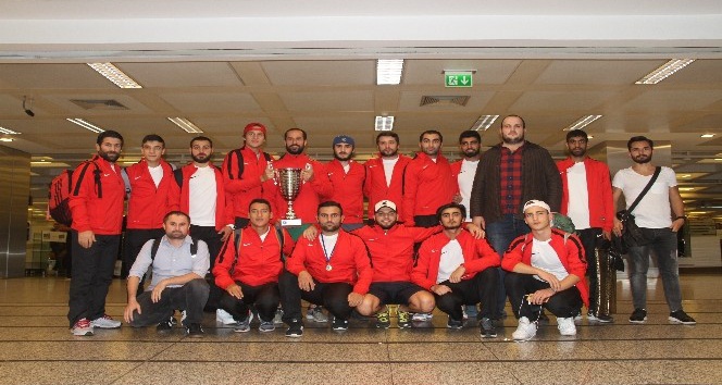 Zeytinburnu Belediyesi Buz Hokeyi Takımı Avrupa şampiyonu oldu