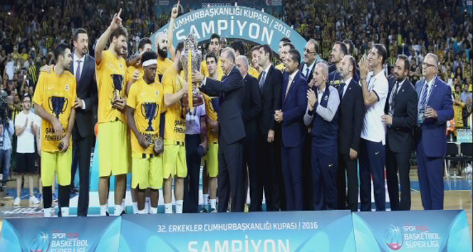 Cumhurbaşkanı Erdoğan, Fenerbahçe’nin kupasını verdi