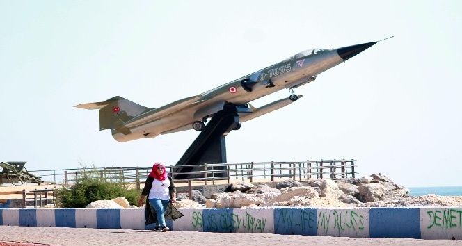 ’Uçan tabut’ Mersin sahilinde sergileniyor