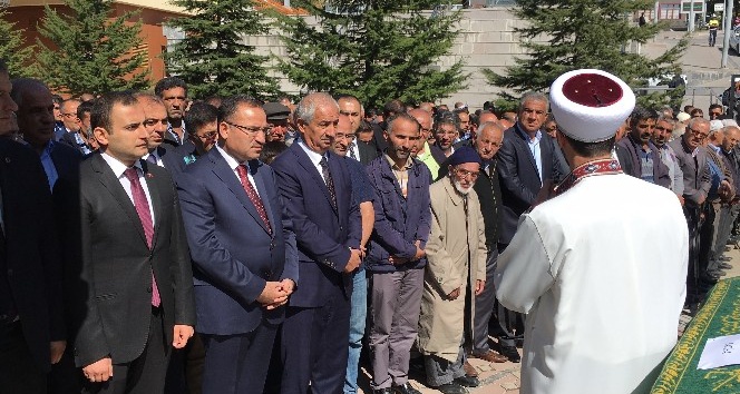 Adalet Bakanı Bekir Bozdağ, akrabasının cenaze namazına katıldı