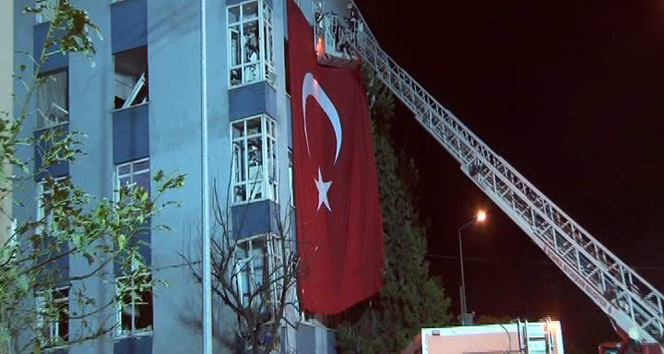 Patlamada hasar gören binaya dev Türk bayrağı asıldı