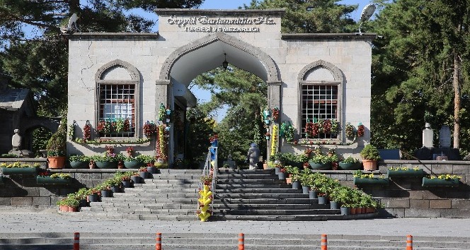 Manevi mimarımızın türbesi yenileniyor