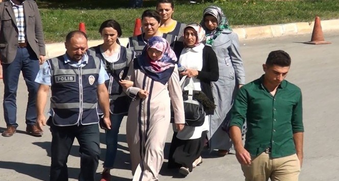 Karaman’da FETÖ’den gözaltına alınan 3 kadın öğretmen adliyeye sevk edildi
